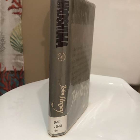 🌸NEW🌸 Hiroshima Book - Picture 2 of 9